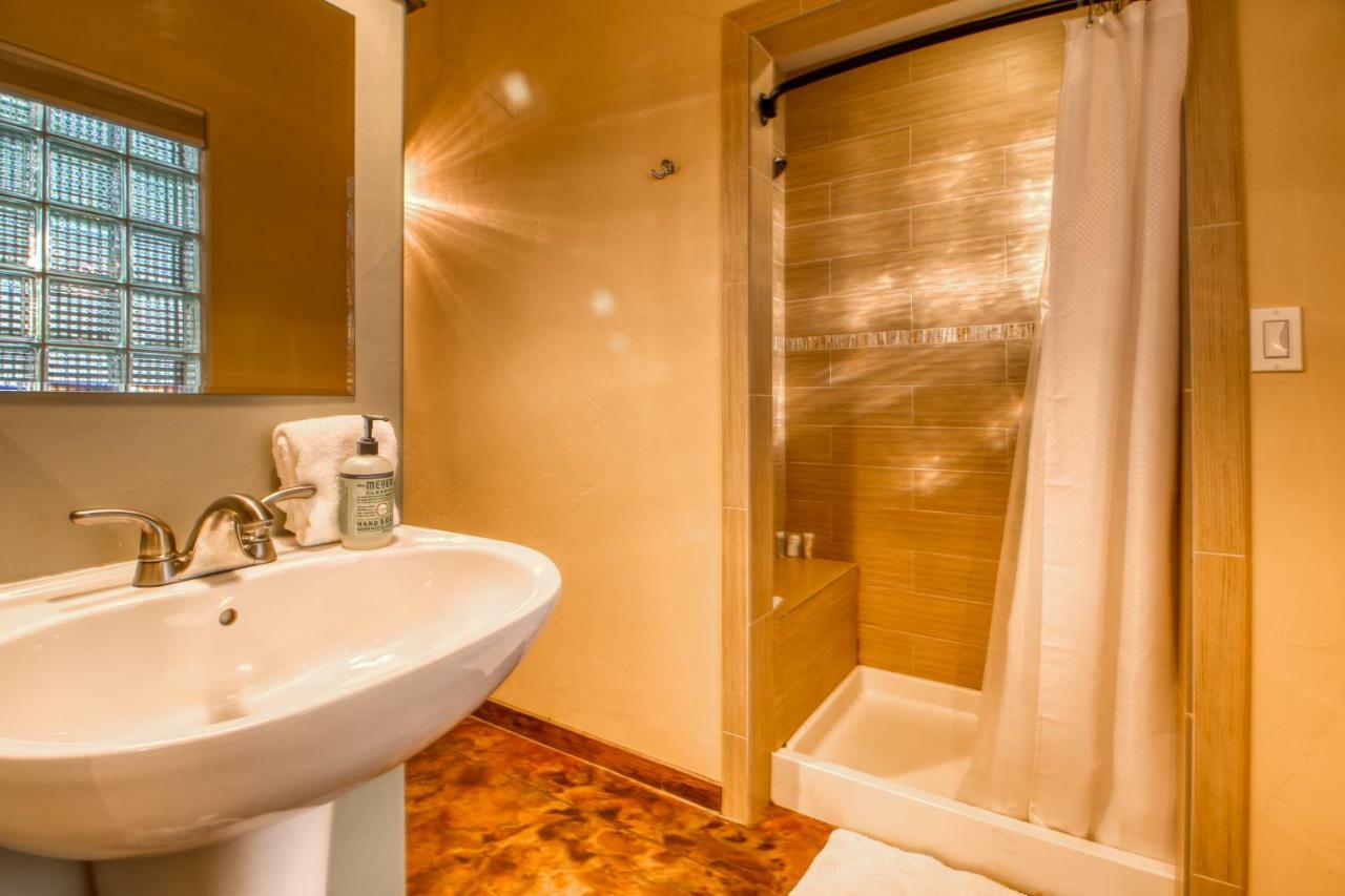 Creekside Cowa-bungalow! Hotel