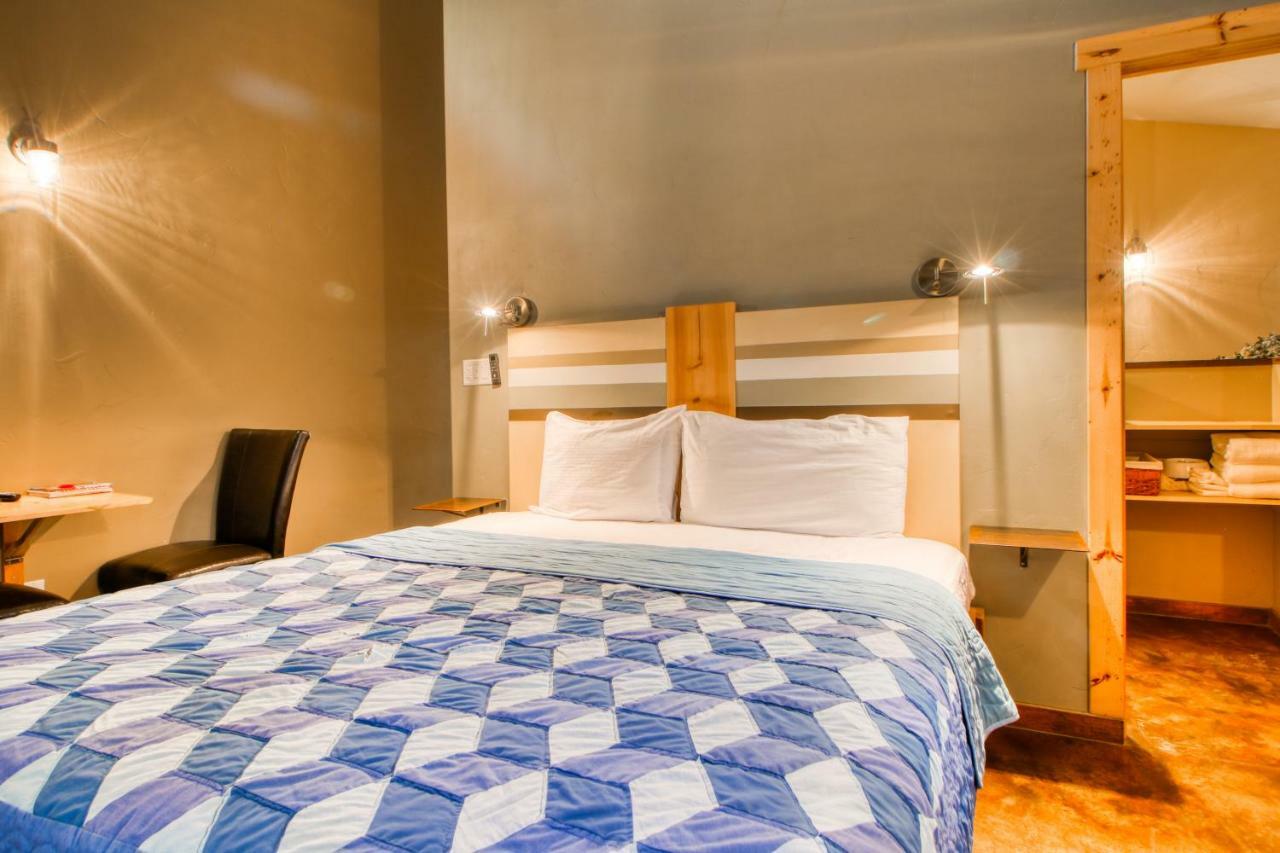 Creekside Cowa-bungalow! Hotel *