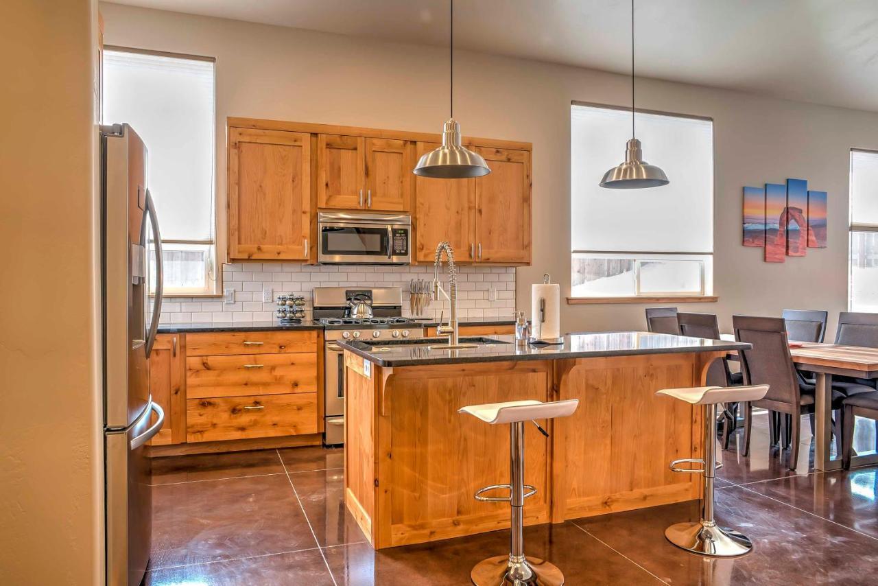 Modern Townhome With Private Hot Tub And Patio! Holiday home