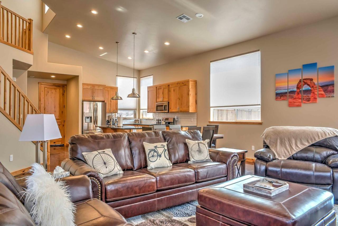 Modern Townhome With Private Hot Tub And Patio! Holiday home