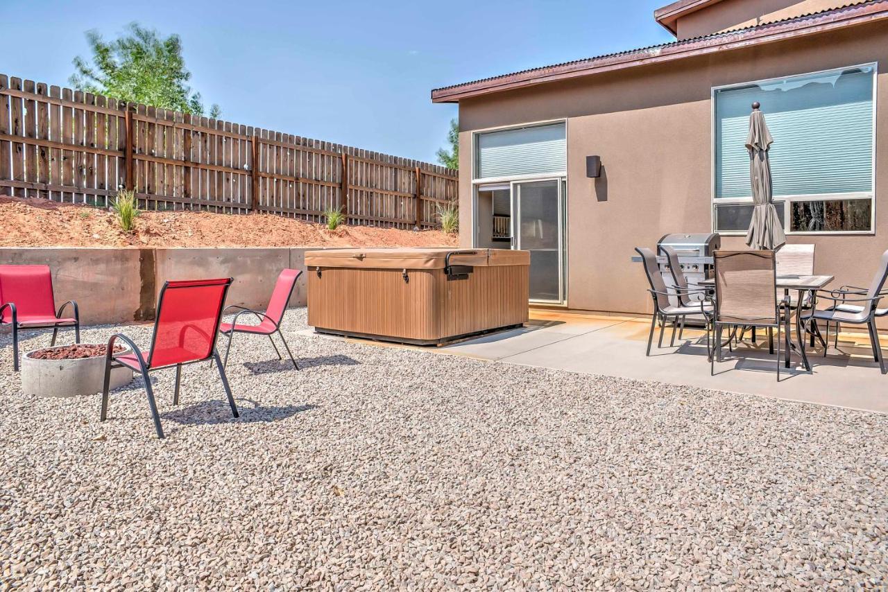 Modern Townhome With Private Hot Tub And Patio! *