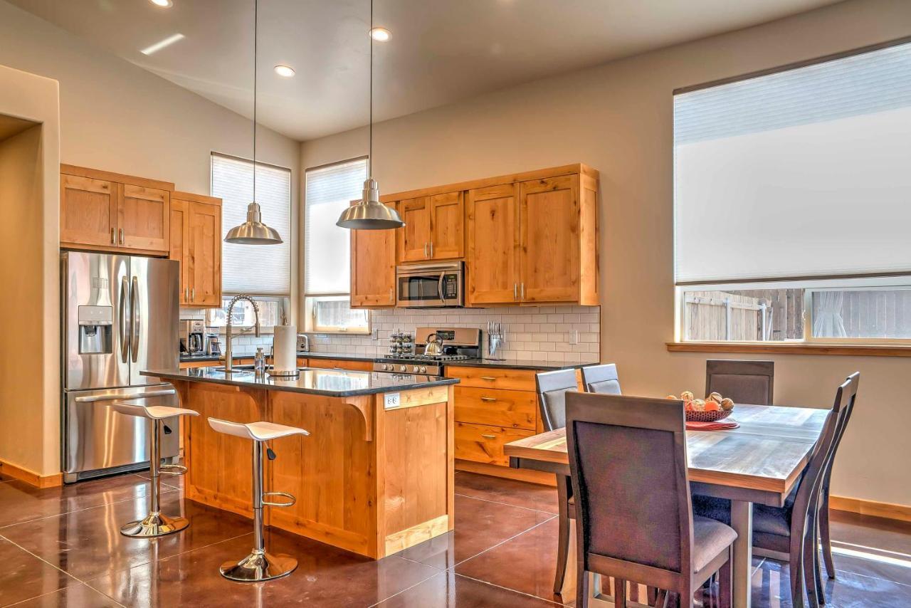 Modern Townhome With Private Hot Tub And Patio! *