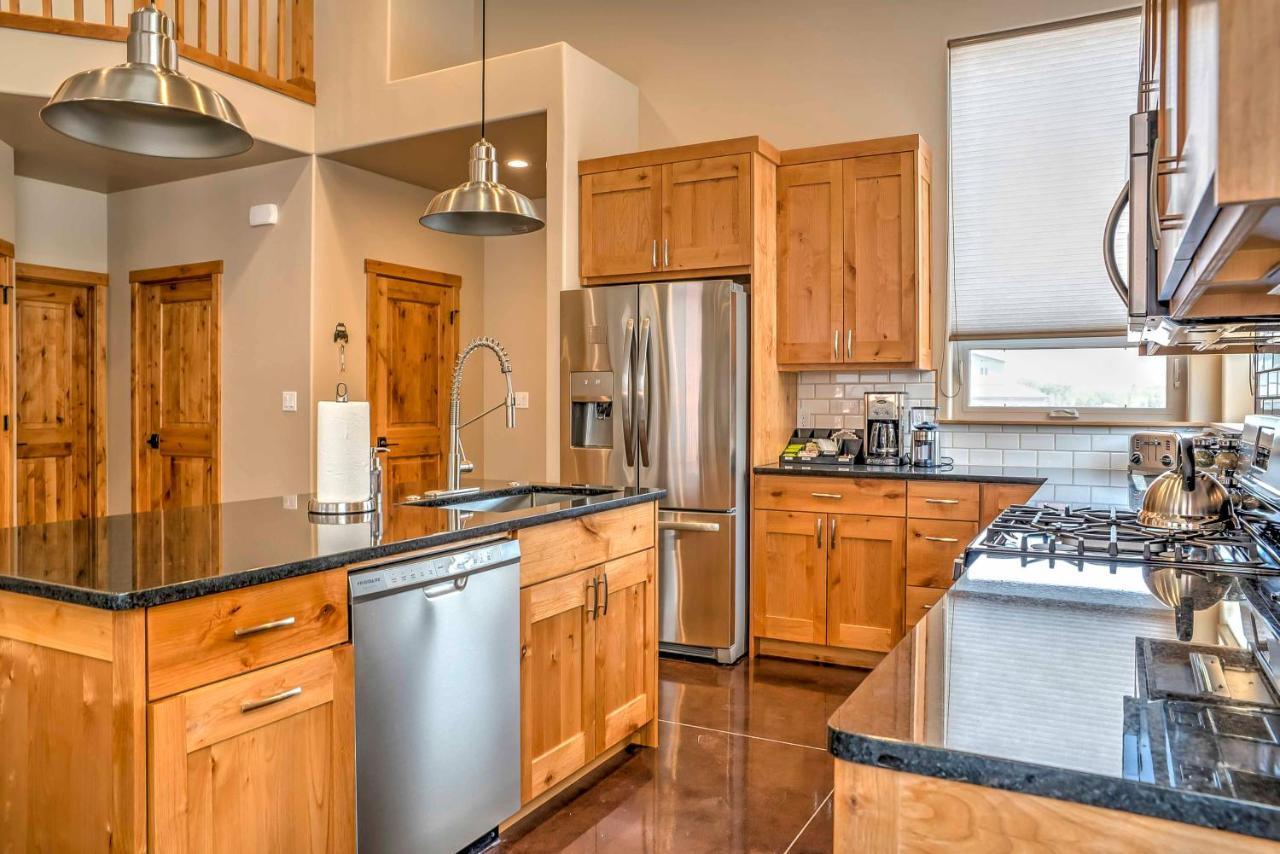 Holiday home Modern Townhome With Private Hot Tub And Patio!