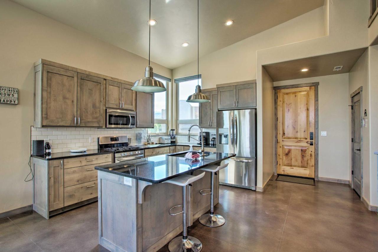 Upscale Townhome With Hot Tub 20 Min To Arches Holiday home *