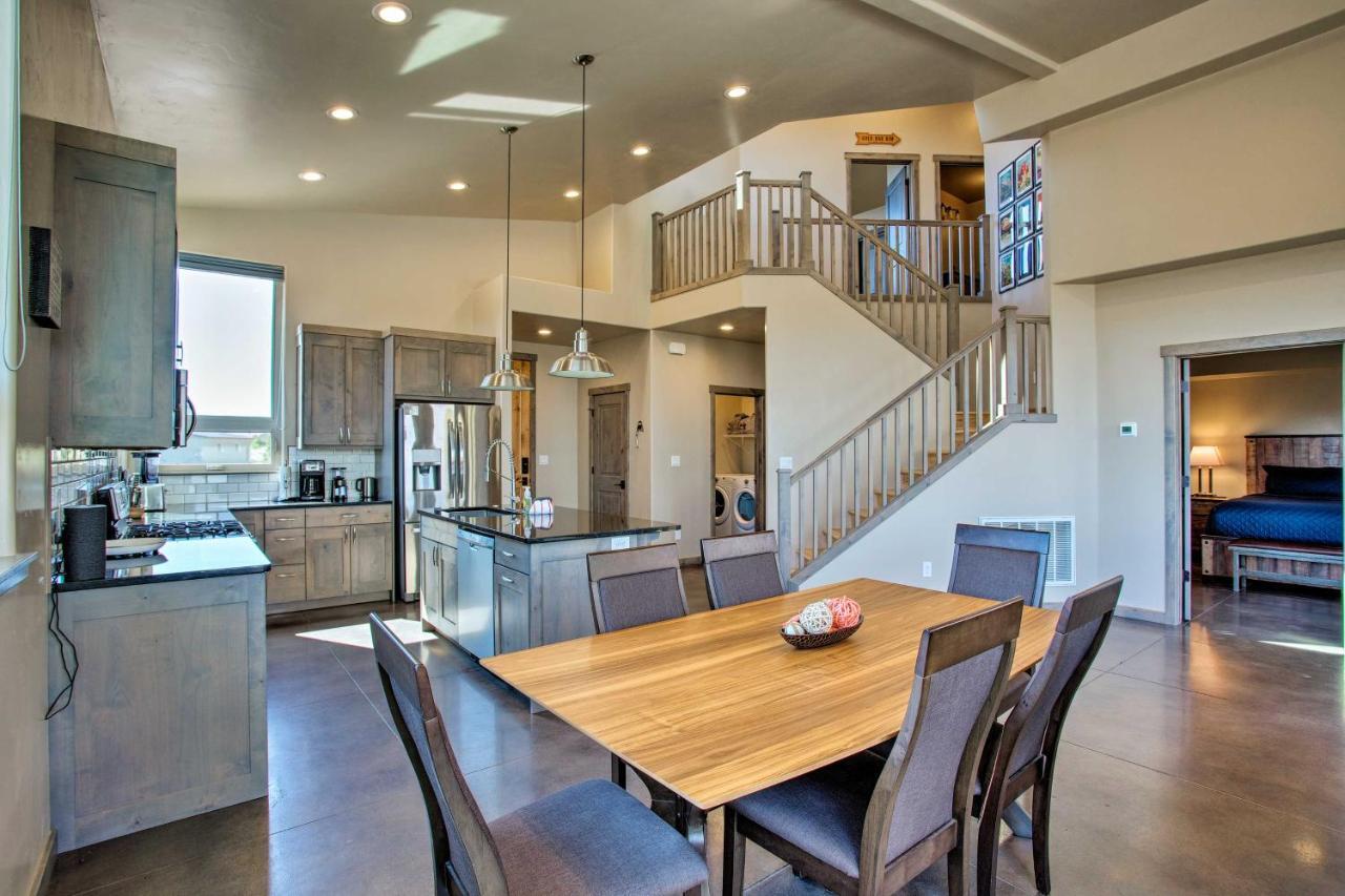 Holiday home Upscale Townhome With Hot Tub 20 Min To Arches