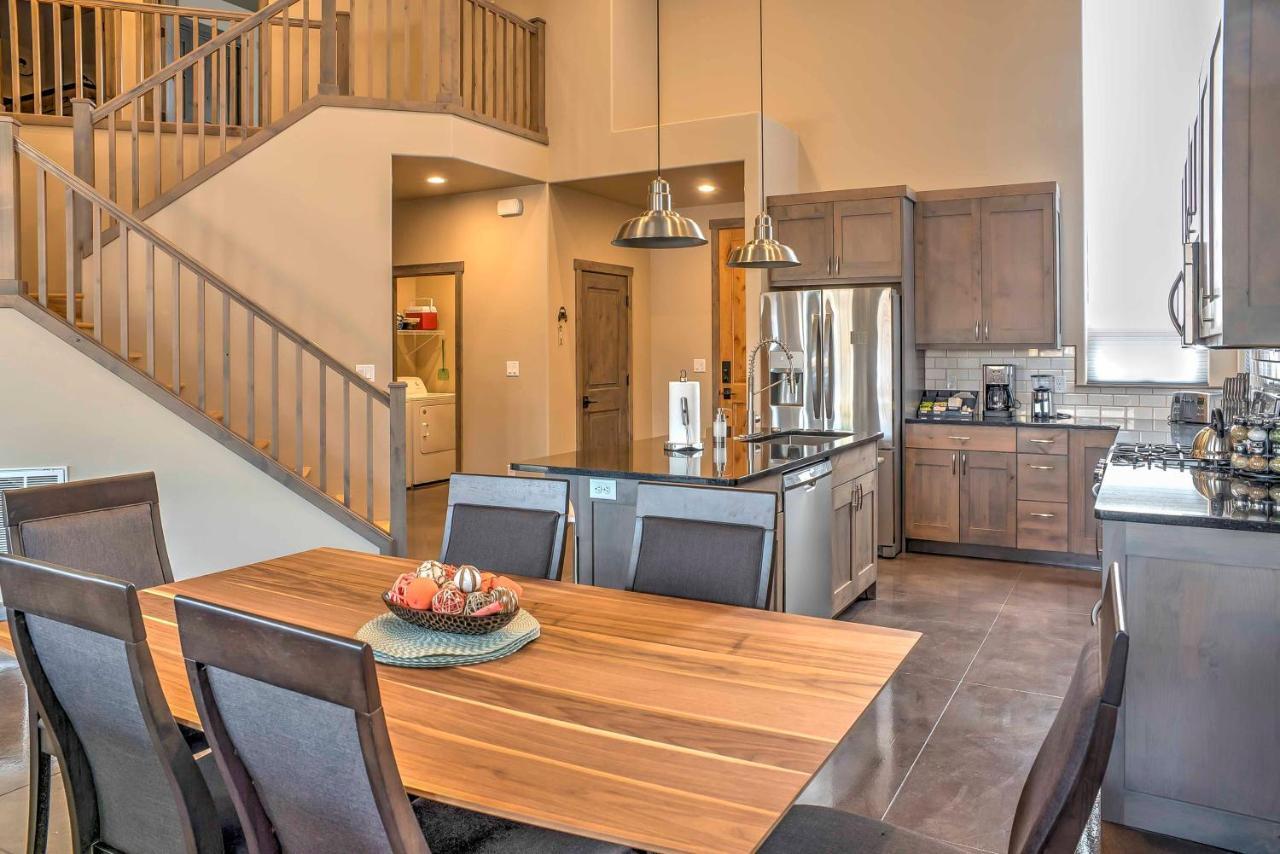 Upscale With Red Rock Views And Hot Tub Holiday home