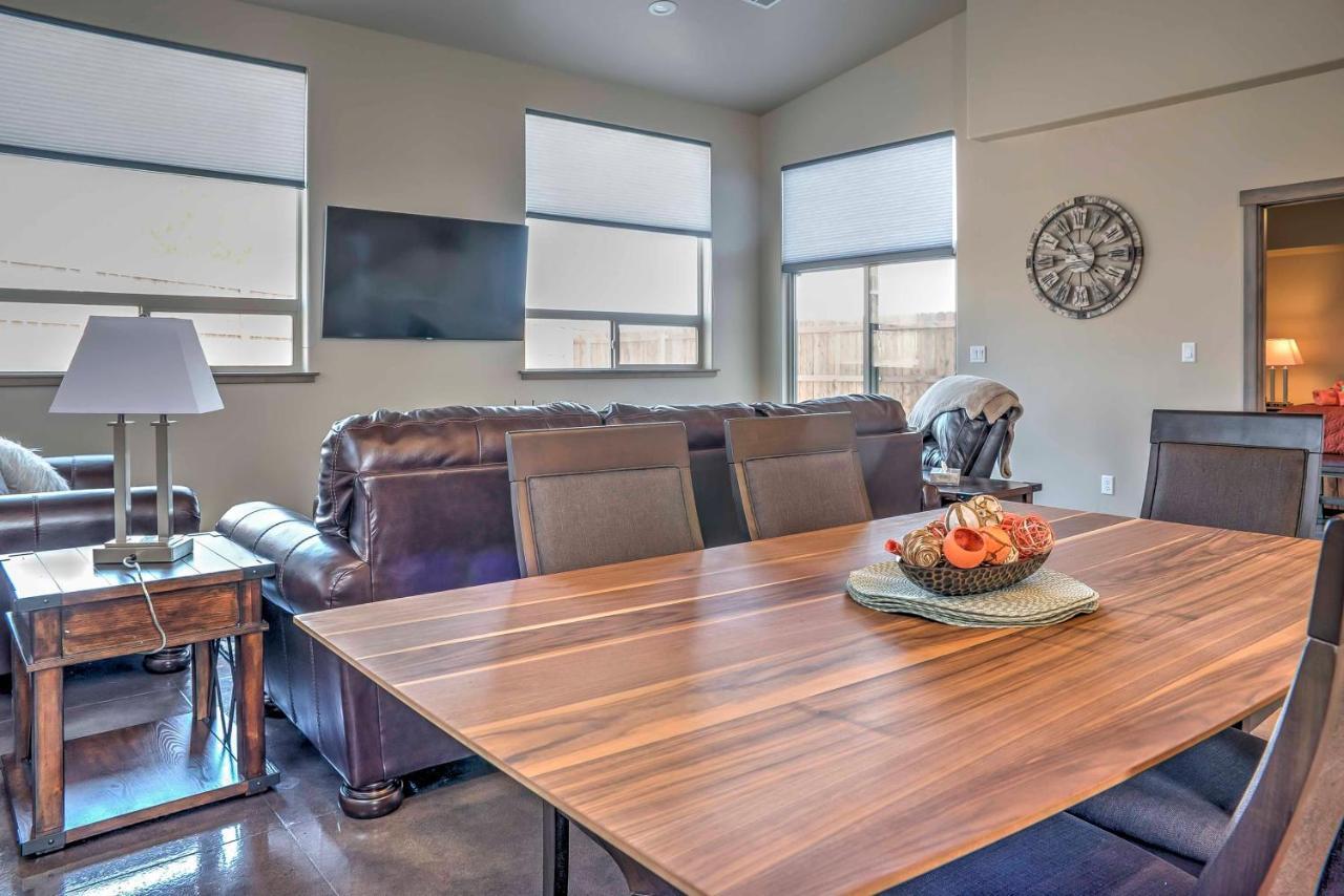 Upscale With Red Rock Views And Hot Tub Holiday home