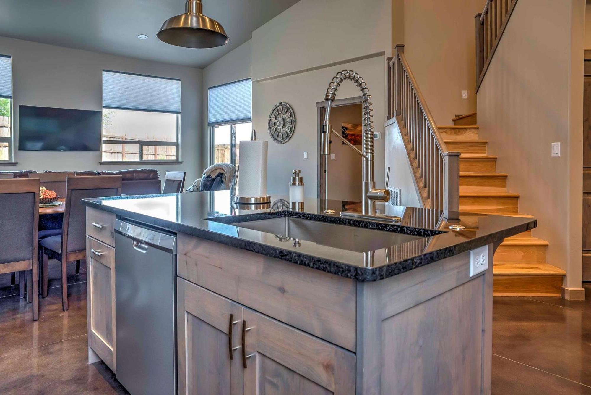Upscale With Red Rock Views And Hot Tub Holiday home