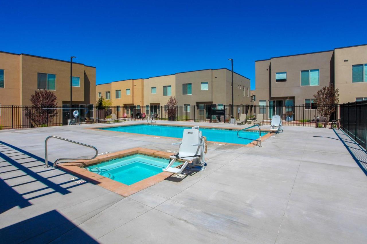 Luxury Vacation With Pool Access!