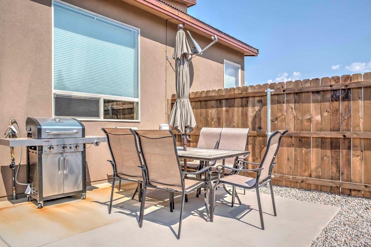 Modern Townhome With Private Hot Tub And Patio! Holiday home