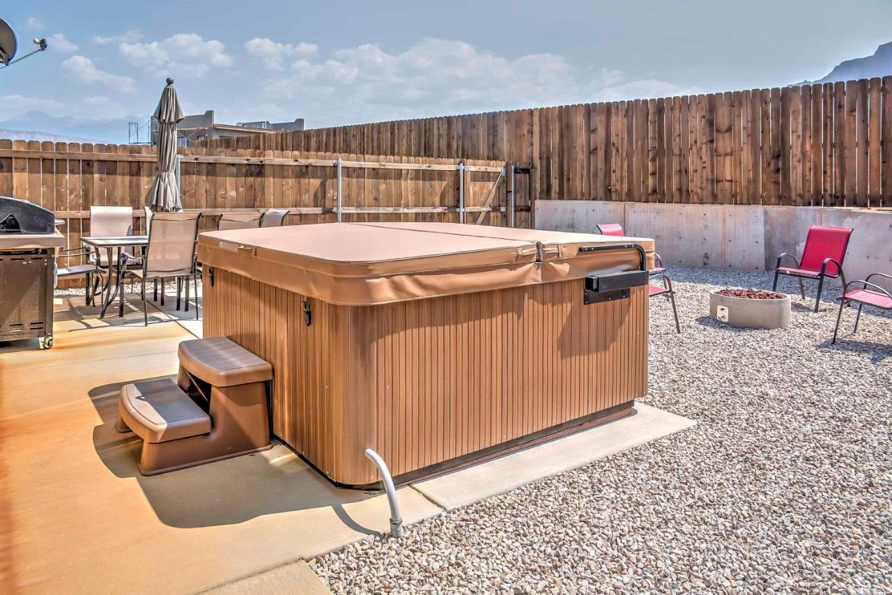 Modern Townhome With Private Hot Tub And Patio! Holiday home Moab