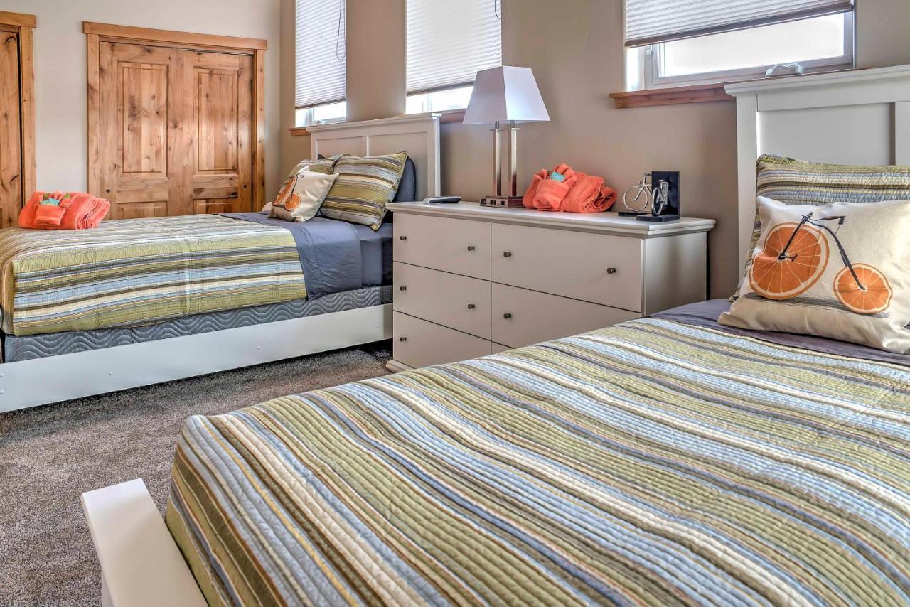 Modern Townhome With Private Hot Tub And Patio!