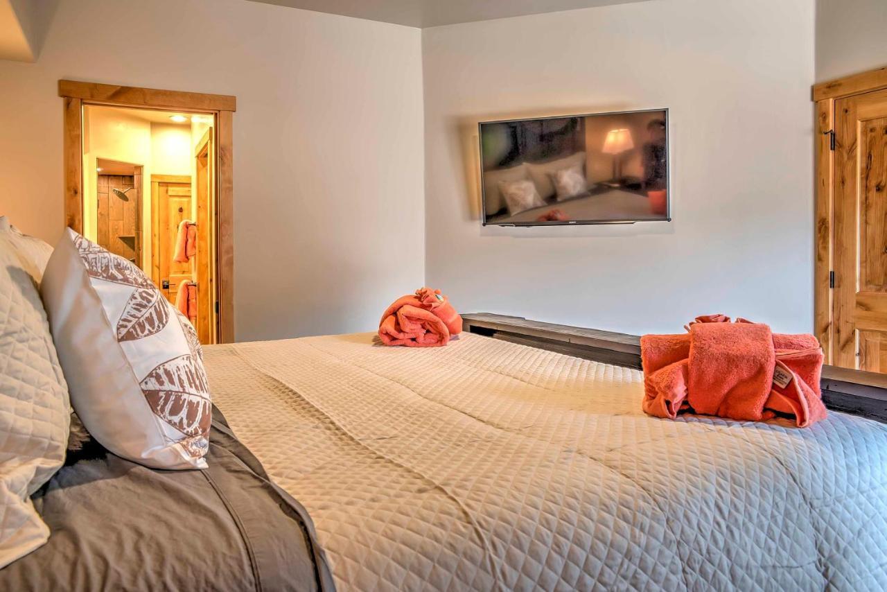 Modern Townhome With Private Hot Tub And Patio! *
