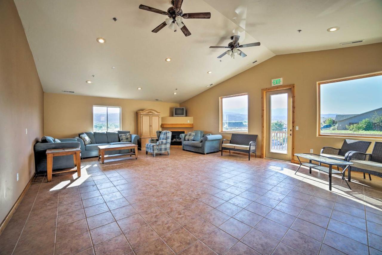 Mountain-view With Pool And Hot Tub Access! Holiday home Moab