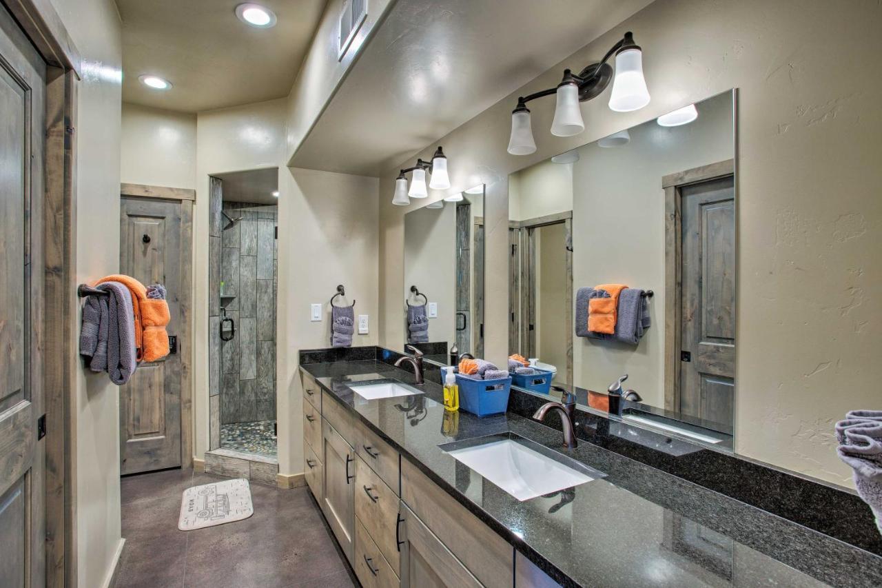 Holiday home Upscale Townhome With Hot Tub 20 Min To Arches