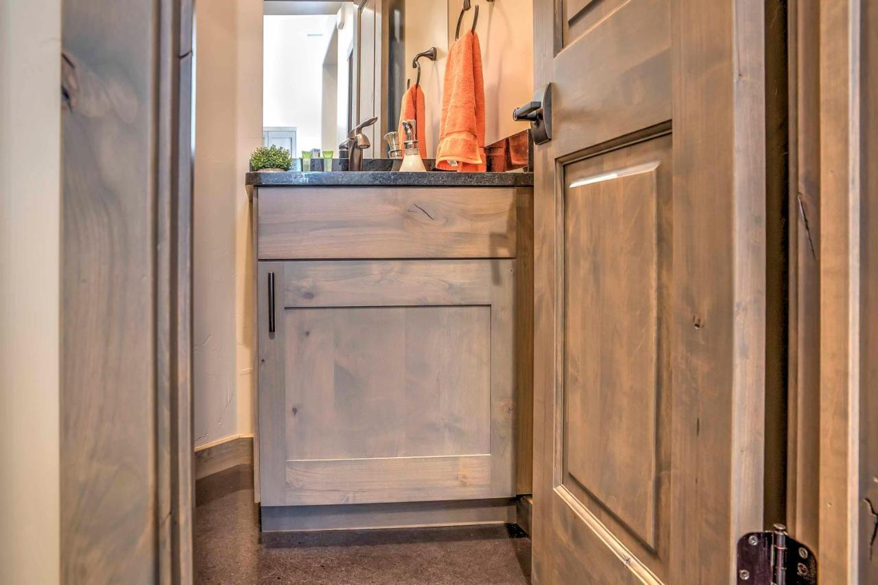 Upscale With Red Rock Views And Hot Tub Moab