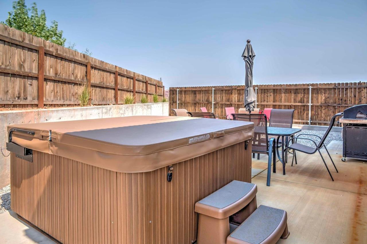 Upscale With Red Rock Views And Hot Tub *