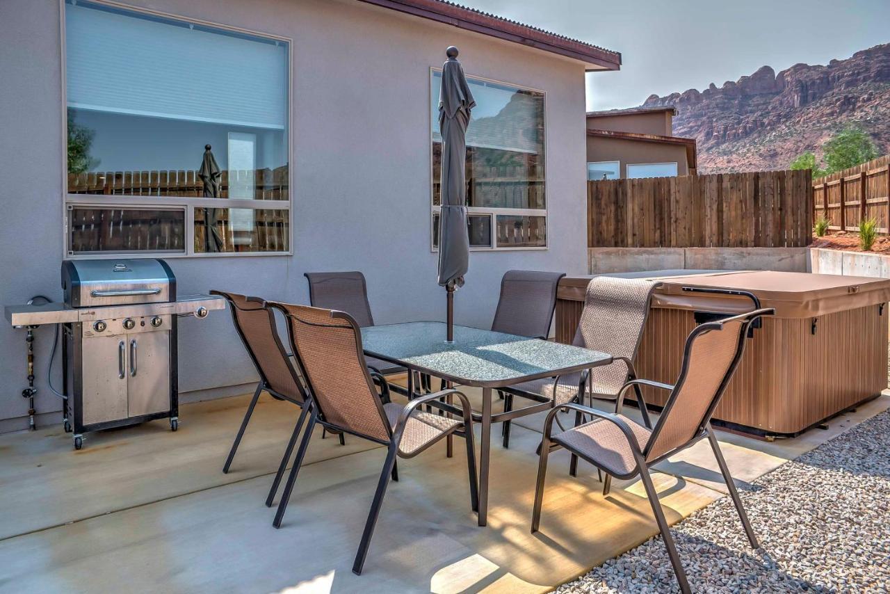 Upscale With Red Rock Views And Hot Tub Holiday home *