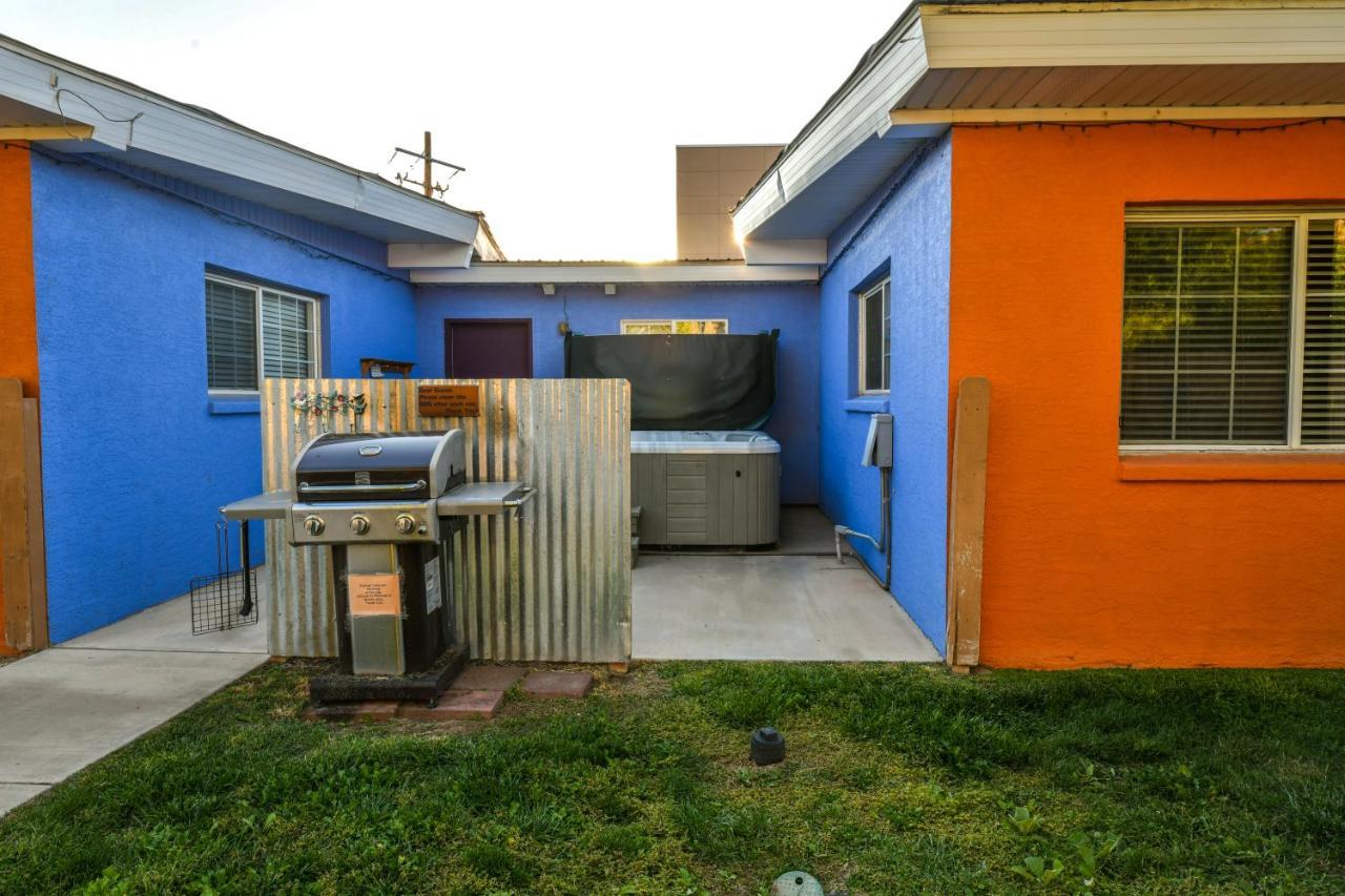 1 - Downtown 1 Bedroom Unit, Sleeps 6 With Shared Hot Tub *