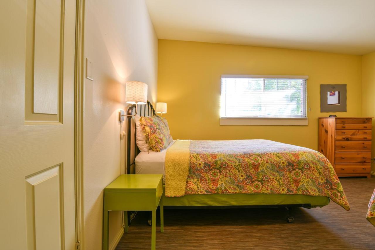1 - Downtown 1 Bedroom Unit, Sleeps 6 With Shared Hot Tub Holiday home *