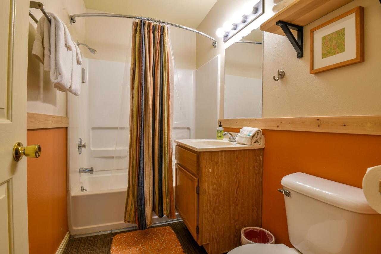 1 - Downtown 1 Bedroom Unit, Sleeps 6 With Shared Hot Tub