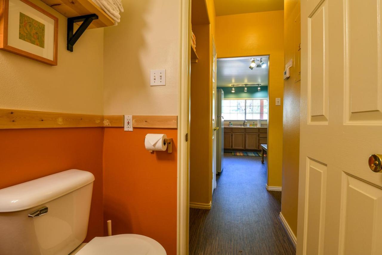 1 - Downtown 1 Bedroom Unit, Sleeps 6 With Shared Hot Tub