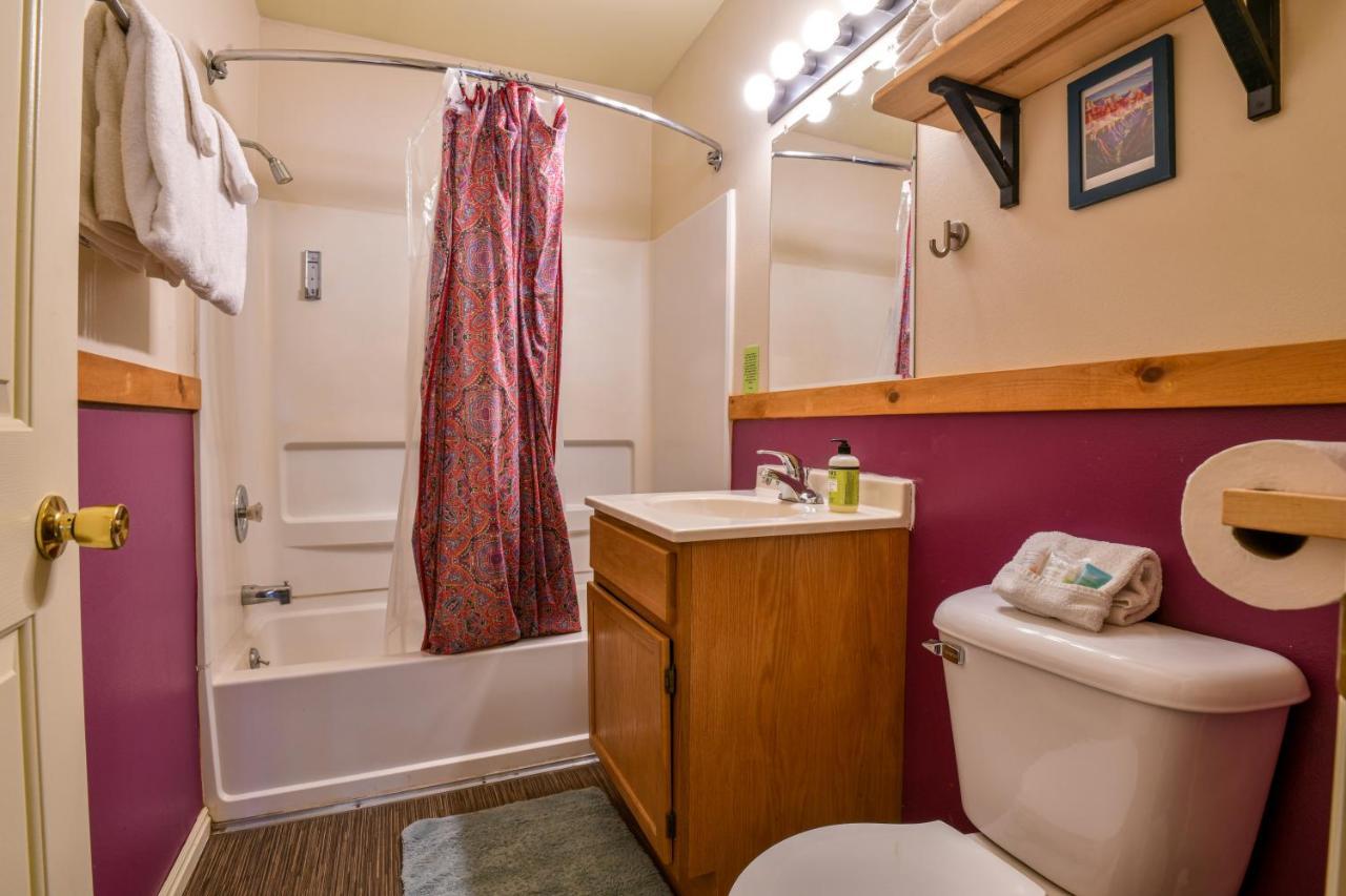 3 - Downtown 1 Bedroom Unit, Sleeps 6 With Shared Hot Tub