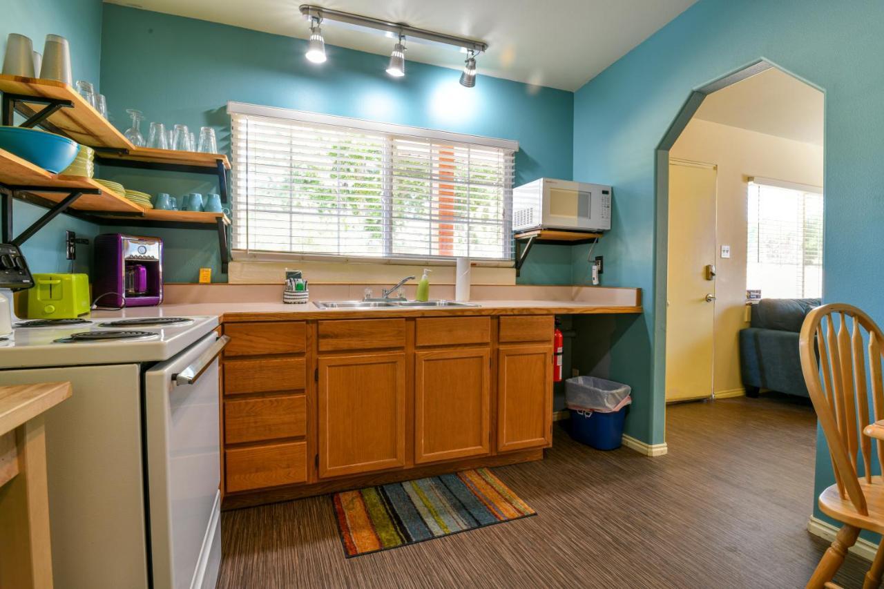 3 - Downtown 1 Bedroom Unit, Sleeps 6 With Shared Hot Tub *
