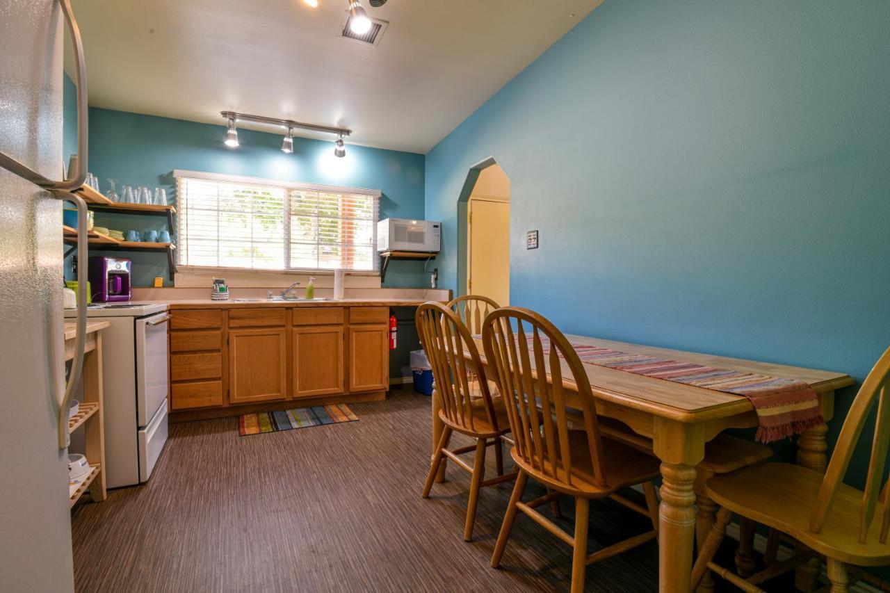 3 - Downtown 1 Bedroom Unit, Sleeps 6 With Shared Hot Tub Holiday home *