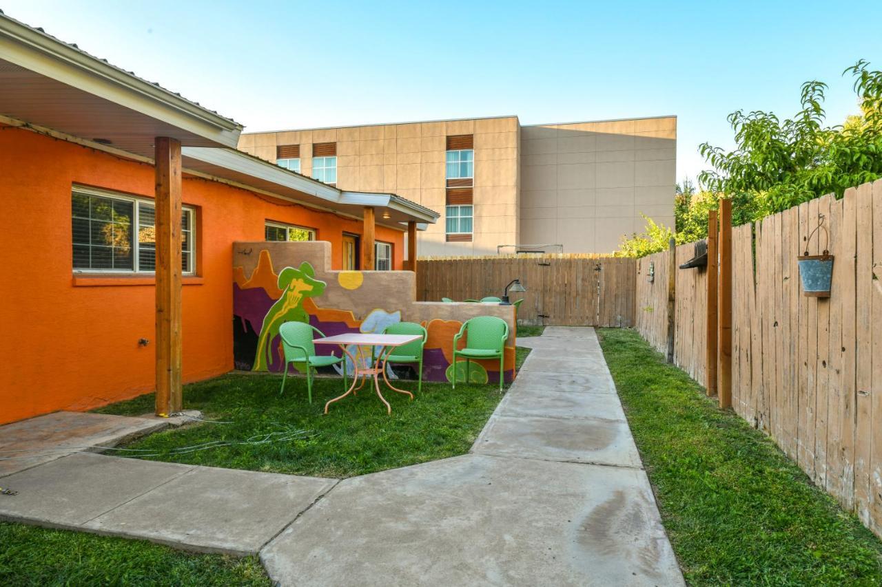 Holiday home 3 - Downtown 1 Bedroom Unit, Sleeps 6 With Shared Hot Tub