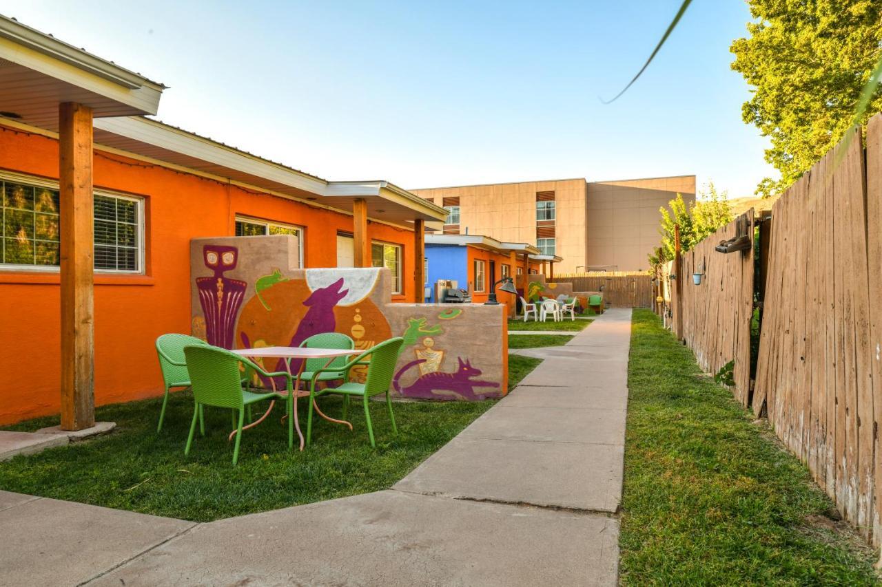 3 - Downtown 1 Bedroom Unit, Sleeps 6 With Shared Hot Tub