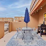 Pool And Hot Tub King Suite