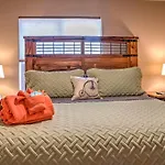 Modern Moab Townhome With Private Hot Tub And Patio!