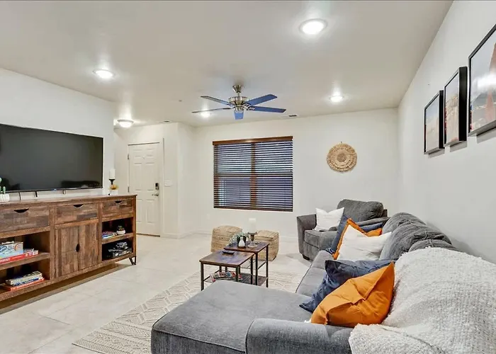 Pool And Hot Tub King Suite