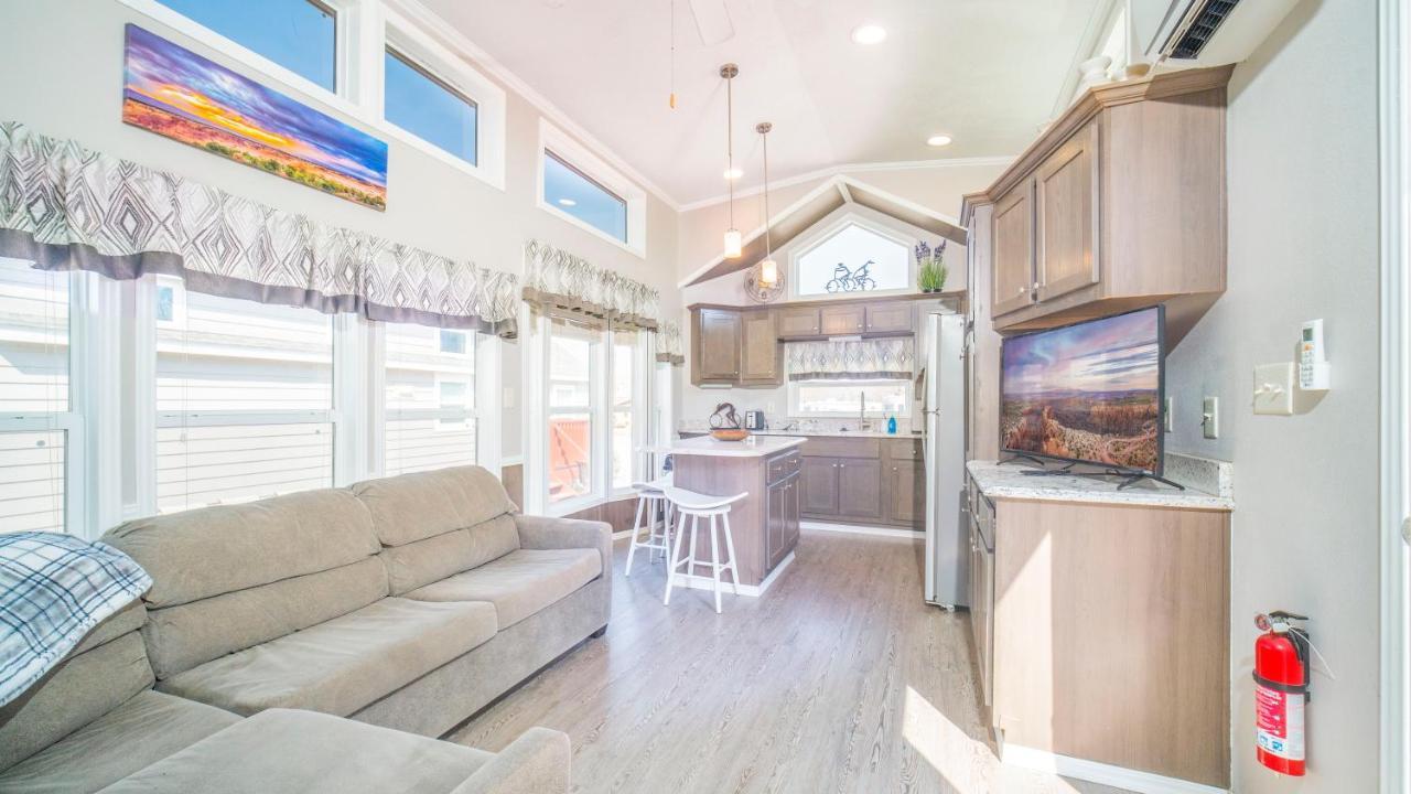 Funstays Glamping Tiny House W Large Loft Site 8 Holiday home *