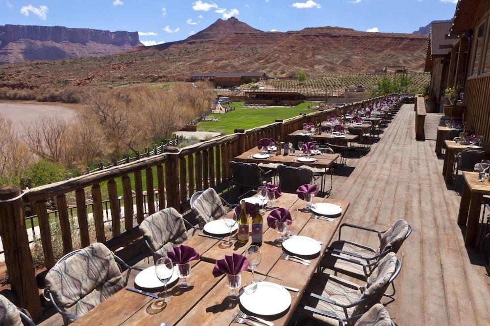 Red Cliffs Lodge *