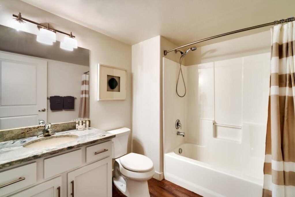 2k Floor Redcliff Condo, Pool & Hot Tub Apartment
