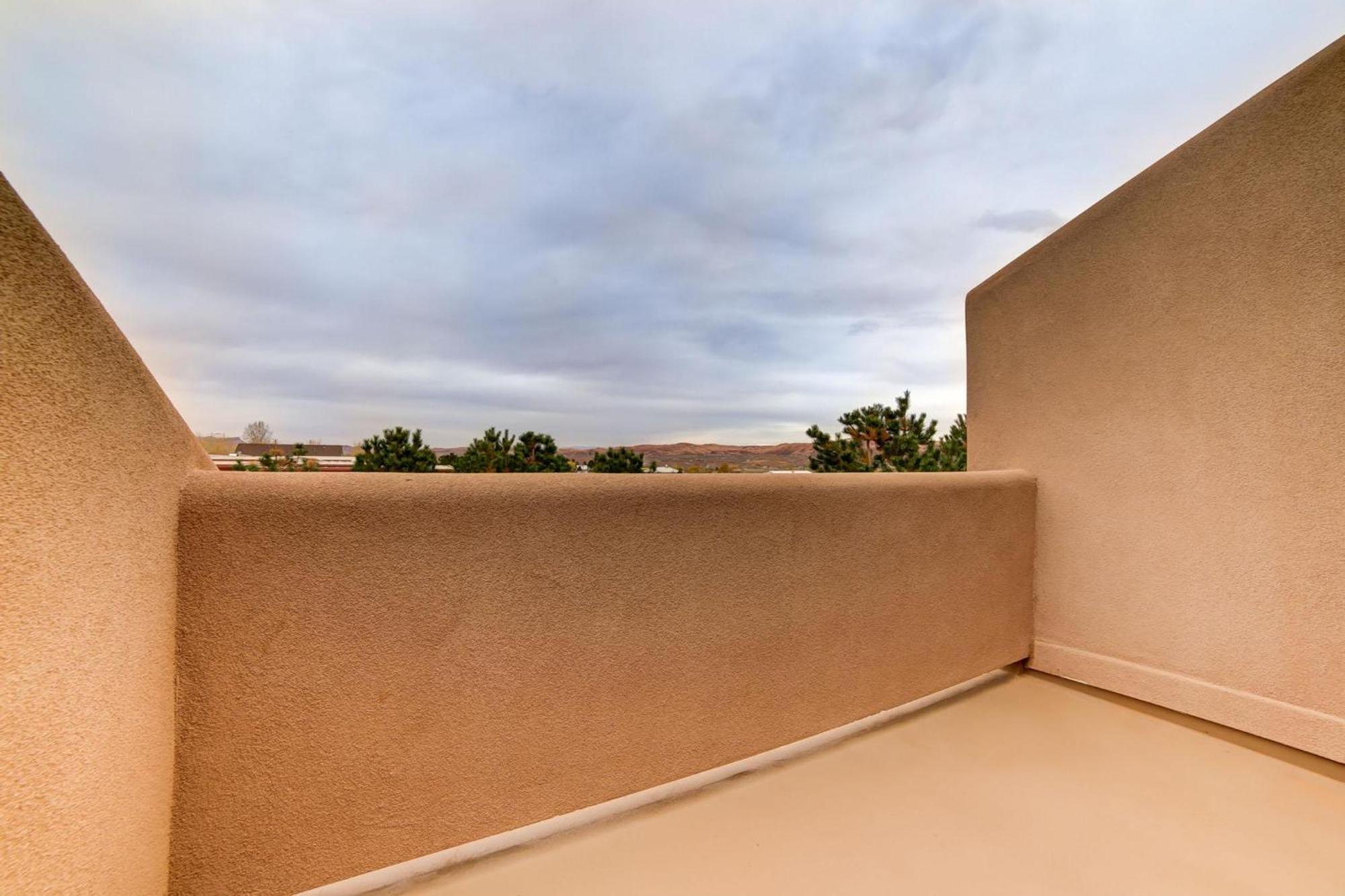 Desert Winds Townhome In With 3 Master *