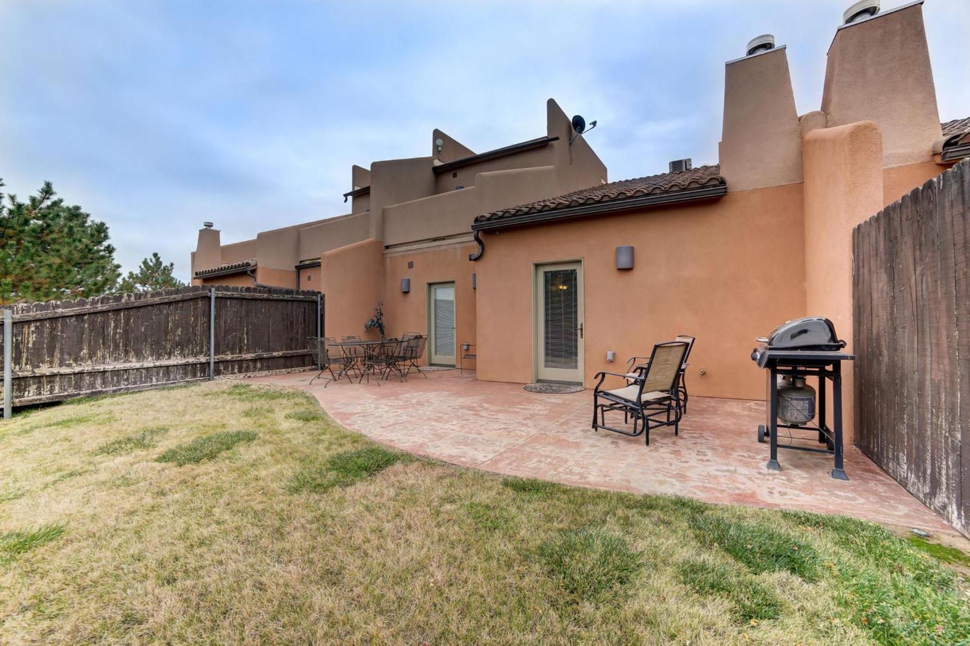 Desert Winds Townhome In With 3 Master *