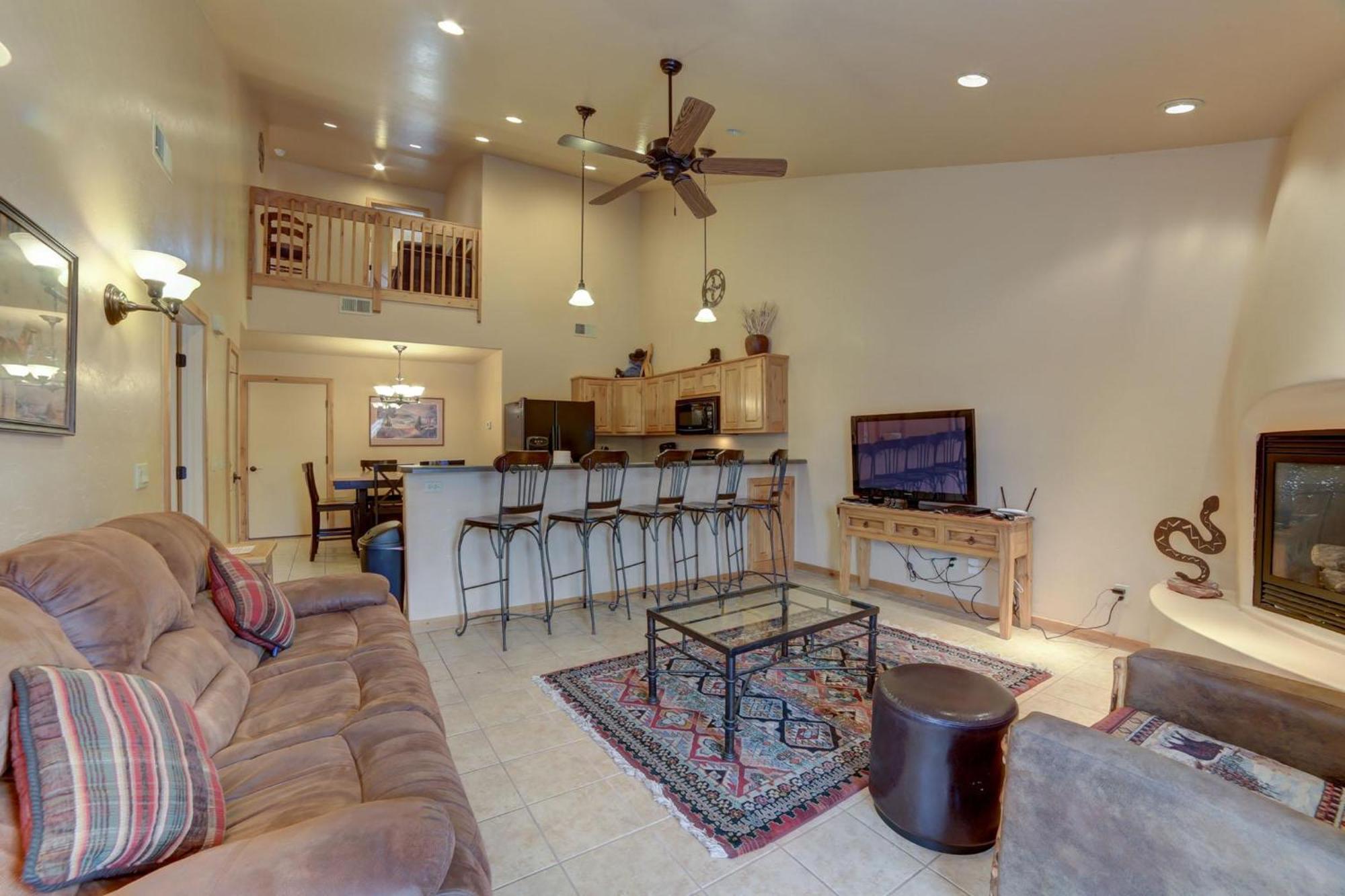 Desert Winds Townhome In With 3 Master Holiday home *