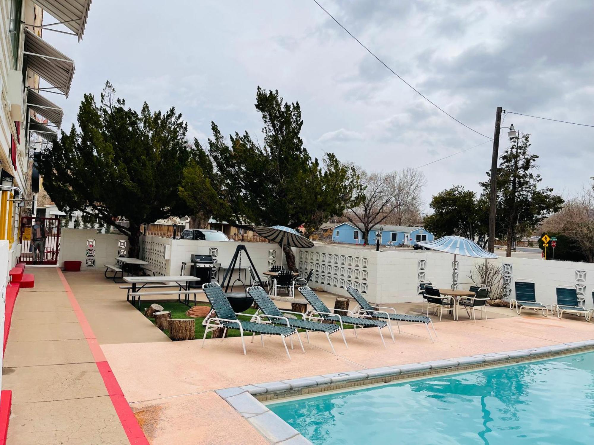 Hotel Apache 2*