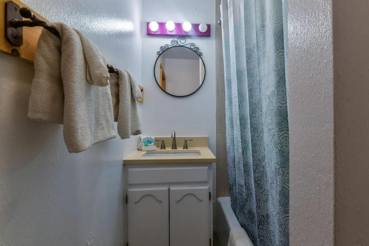Holiday home Charming 2 Bedroom Near Downtown - Rose Tree 1