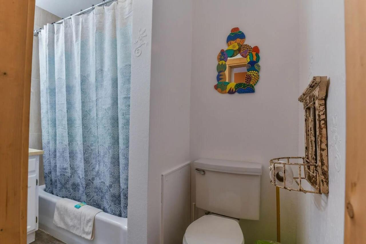 Charming 2 Bedroom Near Downtown - Rose Tree 1