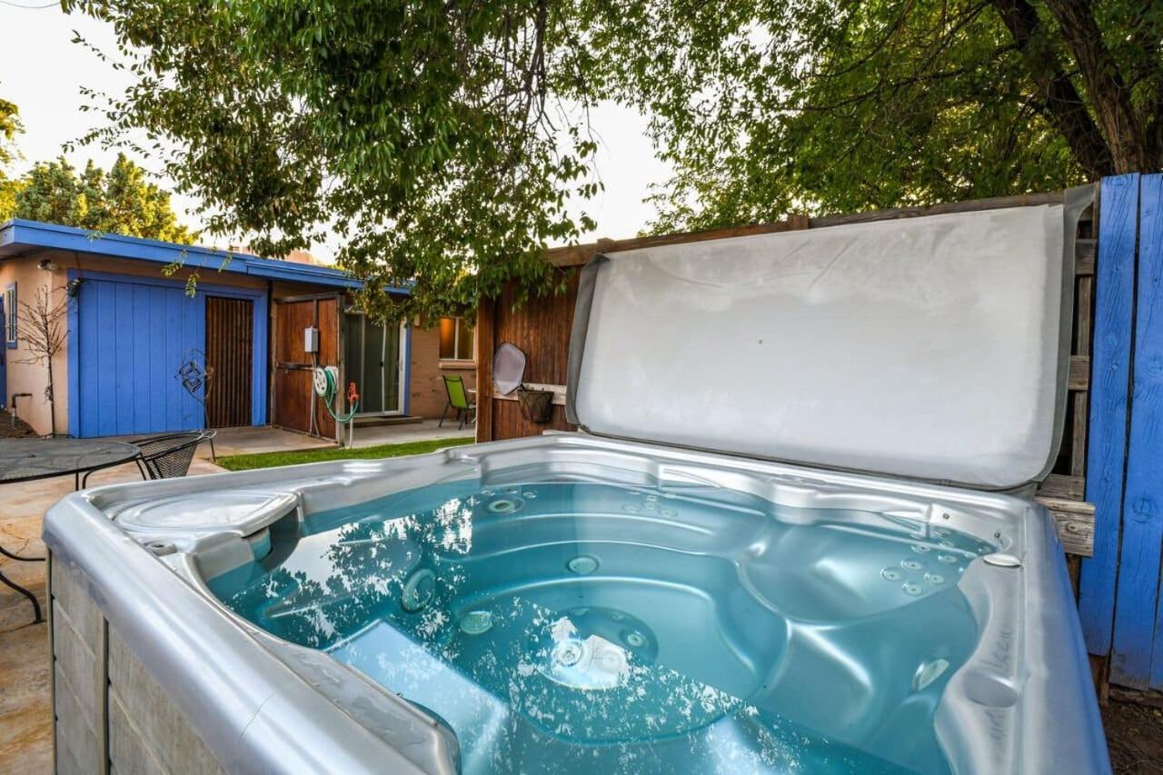 Holiday home Charming 2 Bedroom Near Downtown - Rose Tree 1 *