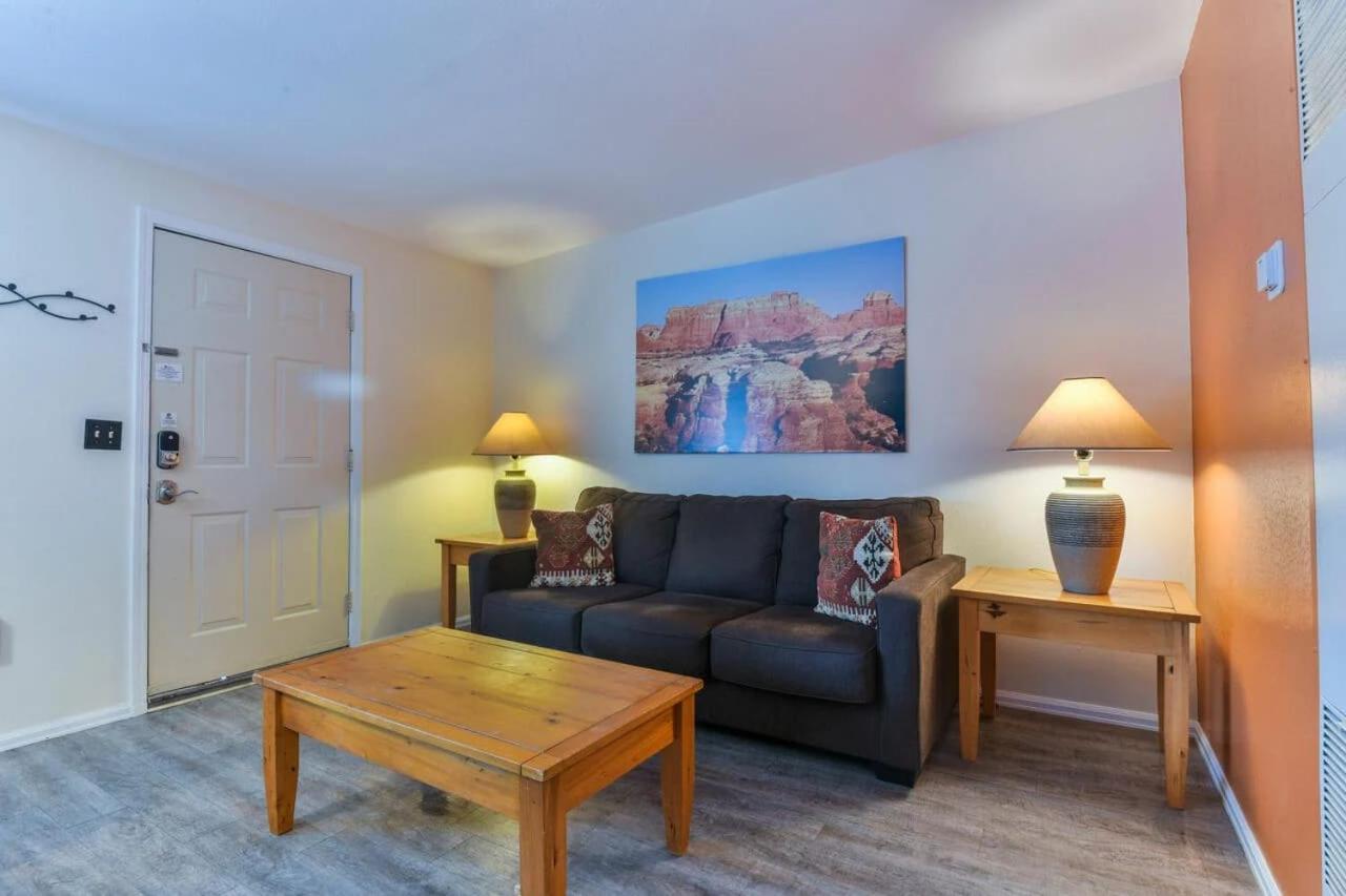 Holiday home Charming 2 Bedroom Near Downtown - Rose Tree 1