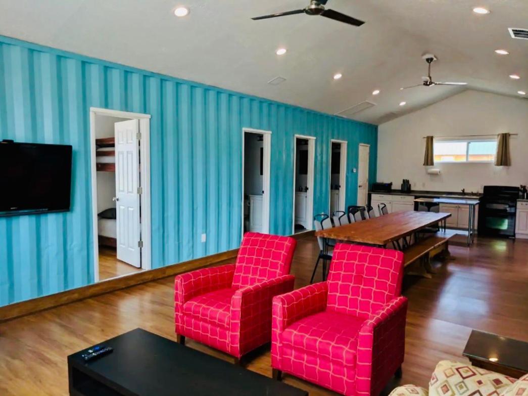 Shipping Container - Sleeps 18! Holiday home *
