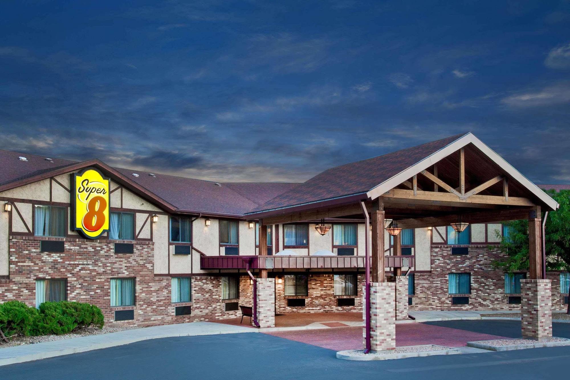 Super 8 By Wyndham Motel
