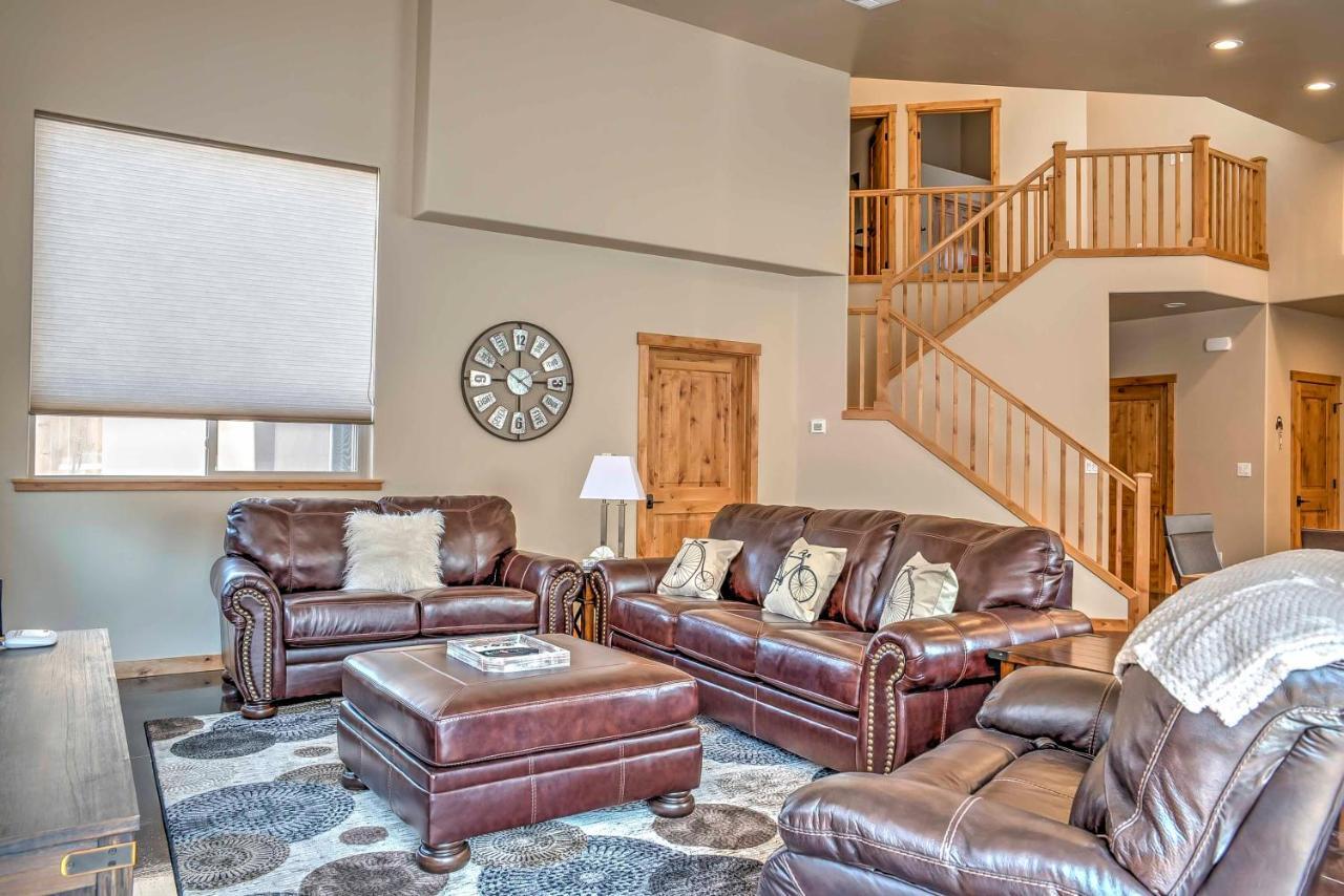 Modern Townhome With Private Hot Tub And Patio!